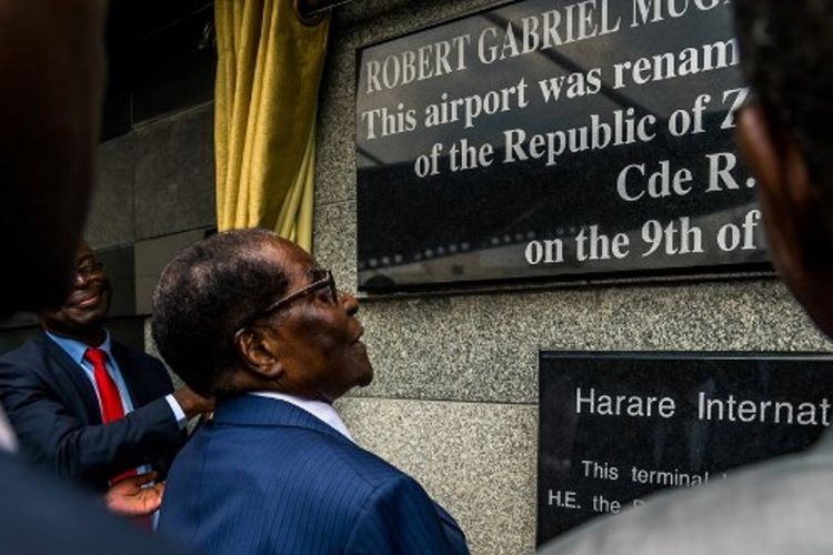 Presiden Zimbabwe Robert Mugabe saat meresmikan nama baru bandara di negaranya.