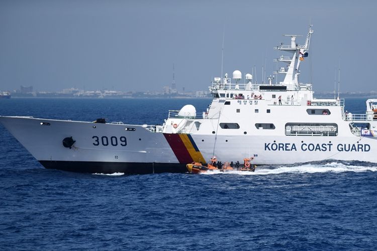 Kapal patroli penjaga pantai Korea Selatan saat menjalani latihan bersama dengan India pada Juni 2016.