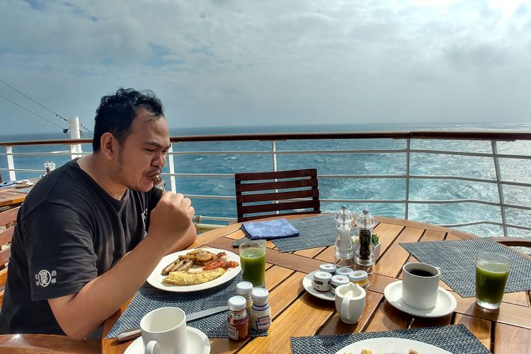 Sarapan dengan pemandangan laut di kapal pesiar Crystal Serenity.