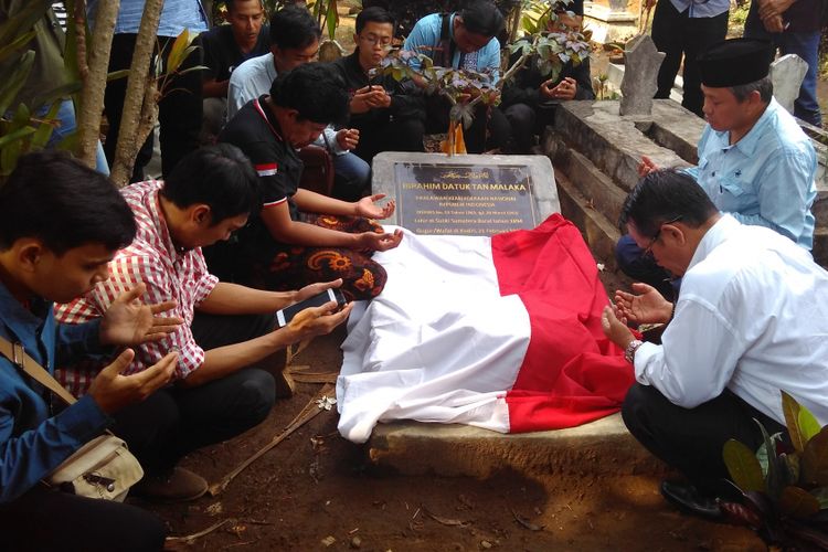 Para aktifis dan Tan Malaka Institute saat ziarah ke makam Tan Malaka di Selopanggung, Kediri, Jawa Timur, (9/11/2017).