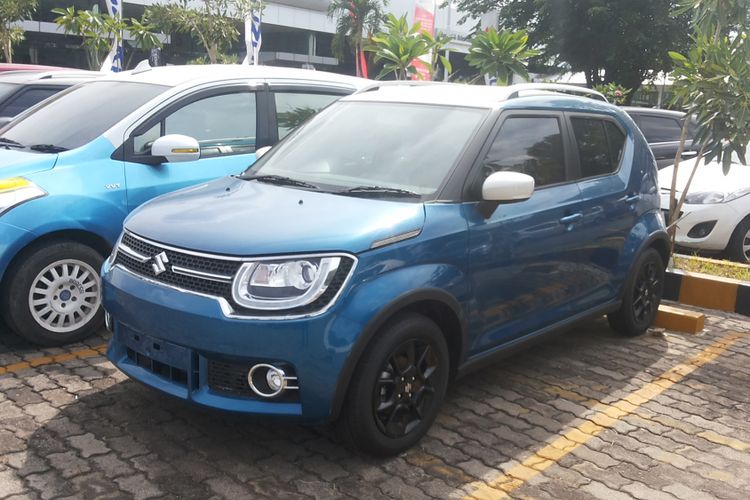 Satu unit Suzuki Ignis yang berada di diler Suzuki Indomobil Sales di Pulogadung, Jakarta Timur, Sabtu (25/11/2017)