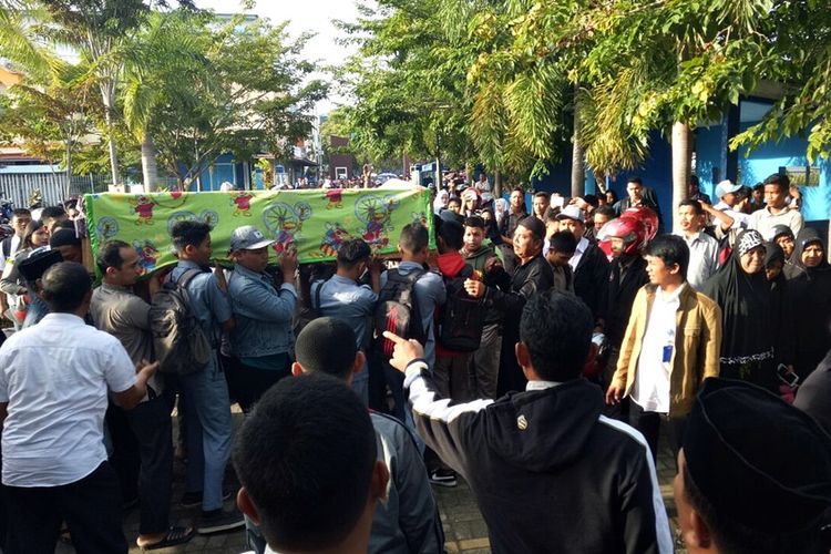   Ratusan siswa dan guru SMKN 1 Nunukan melepas kepergian guru Bahasa Indonesia mereka yang meninggal saat mengajar. Baharuddin diketahui muntah darah saat memberikan pelajaran di kelas X. Jenazahnya dipuangkan ke kampung halamannya di Bulukumba Sulawesi Selatan. 