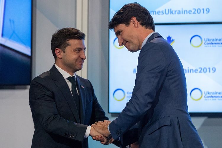 Perdana Menteri Kanada Justin Trudeau (kanan) berjabat tangan dengan Presiden Ukraina Volodymyr Zelensky dalam konferensi reformasi Ukraina di Toronto, Selasa (2/7/2019).