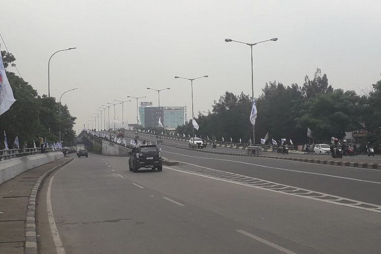 Suasana flyovee Pasar Rebo lokasi peristiwa tabrak lari yang menewaskan seorang petugas PPSU pada Selasa (26/3/2019) lalu.