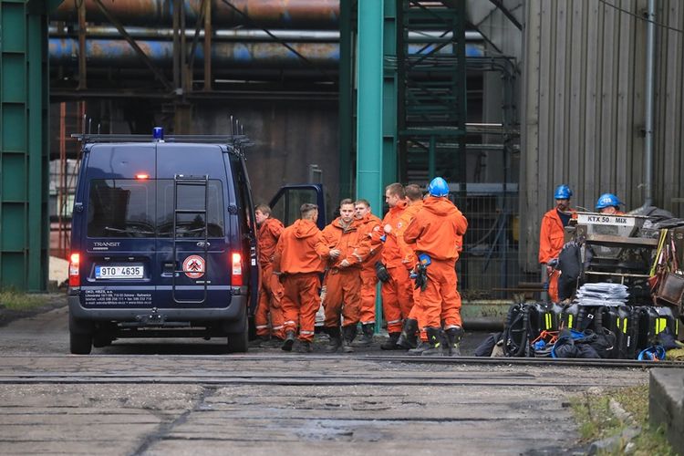 Sejumlah pekerja tambang terlihat di luar lokasi pertambangan batu bara di Stonava, dekat Karvina, Ceko, pascaterjadi insiden kebakaran, Jumat (21/12/2018).