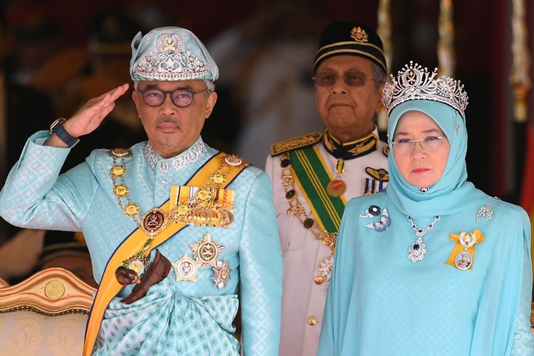 Raja Malaysia ke-16, Sultan Abdullah Sultan Ahmad Shah, didampingi Ratu Tunku Hajah Azizah Aminah MAimunah Iskandariah, memberi hormat saat upacara penyambutan di Gedung Parlemen di Kuala Lumpur, Kamis (31/1/2019).