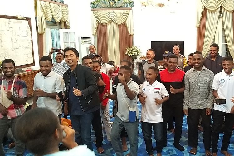 Nampak Bupati Madiun, Ahmad Dawami dan Kapolres Madiun, AKBP Ruruh Wicaksono berjoget dan bernyanyi dengan warga Papua yang tinggal di Kabupaten Madiun, Senin ( 19/8/2019) malam.