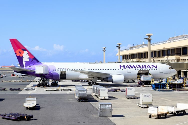 Ilustrasi pesawat Hawaiian Airlines di bandara.