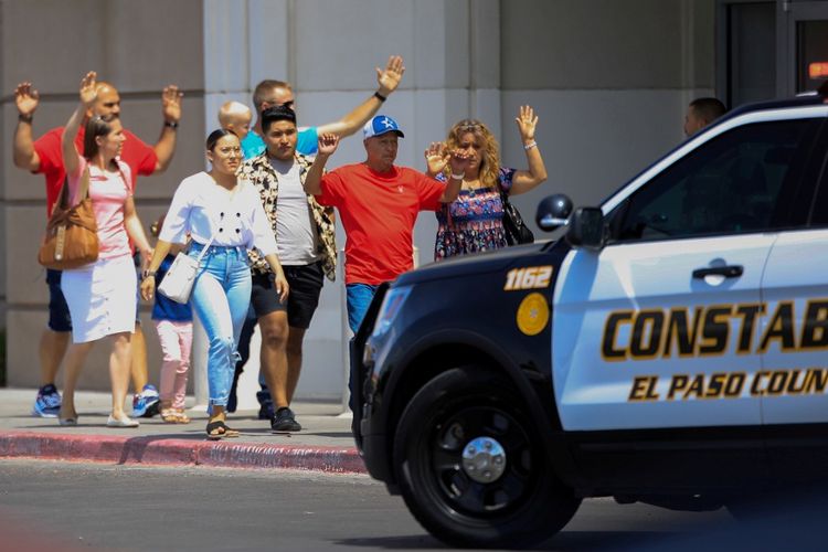 Pengunjung Walmart di El Paso, Texas, keluar dari dalam toko usai insiden penembakan massal, Sabtu (3/8/2019).