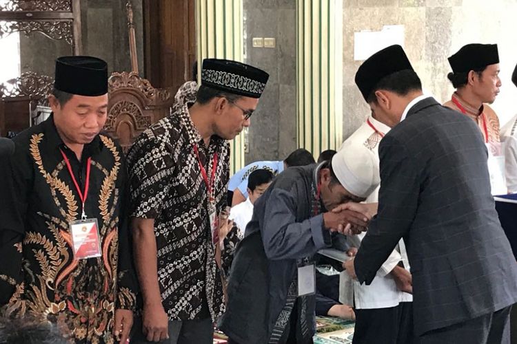Presiden Joko Widodo, Rabu (6/6/2018) siang, menyerahkan  sertifikat tanah wakaf kepada 50 pengurus masjid, mushala atau pondok pesantren di Subang, Jawa Barat. 