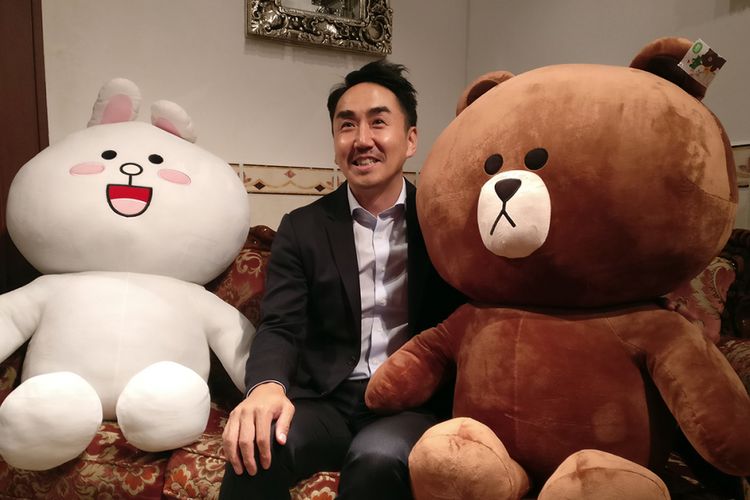 CEO Line, Takeshi Idezawa berpose dengan dua boneka karakter Line, Sally dan Brown.