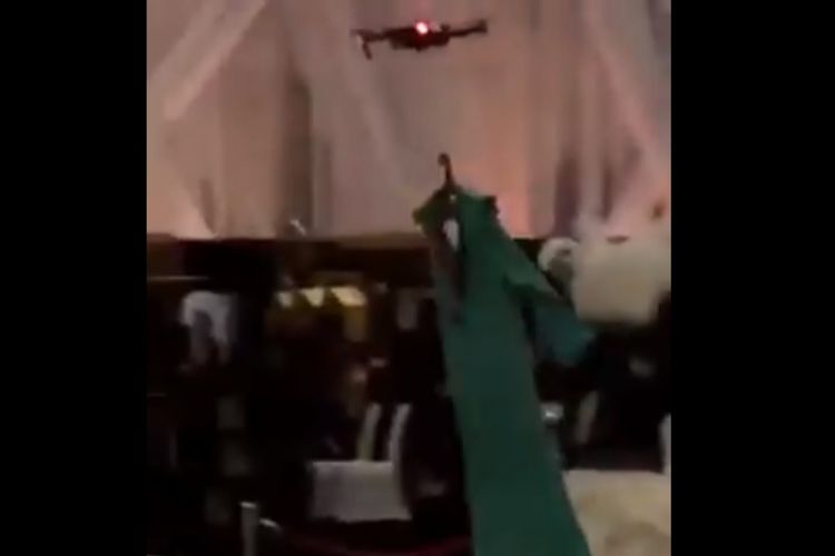Peragaan busana di Arab Saudi yang menggunakan drone sebagai pengganti model mengundang komentar dari pengguna internet.