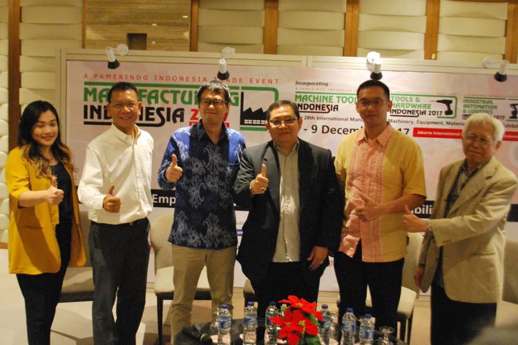 Dari kiri ke kanan: Maysia Stephanie (Project Direktur Pamerindo Indonesia), Ben Wong (Presiden Direktur Pamerindo Indonesia), Munetoshi Watanabe (Direktur PT Yamazaki), Manara Hutapea (Presiden Ikatan Teknik Pengelasan Indonesia), Stephanus Santoso (Wakil Presiden Direktur Tekiro-Rexco-Ryu), Hadi Suryadipraja (Sekjen Gabungan Industri Alat-alat Mobil dan Motor) pada saat Press Conference Pameran Indonesia Manufacturing Expo 2017 di Jakarta.            