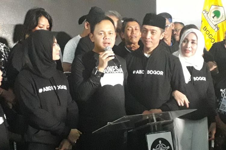 Calon Wali Kota Bogor Bima Arya Sugiarto menyampaikan pidato kemenangannya dalam Pilkada 2018 di posko kemenangan yang beralamat di Jalan Pangrango Bogor, Rabu (27/6/2018).