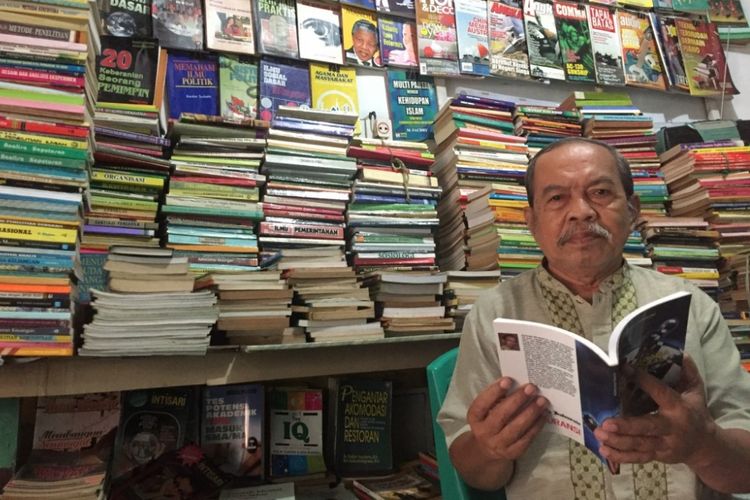 Penjual Buku Bekas, Kakek Mustakim (76), Warga Jalan Kenanga II, Kelurahan Gebang, Kecamatan Patrang, Kabupaten Jember Jawa Timur, Selasa (23/1/2018)