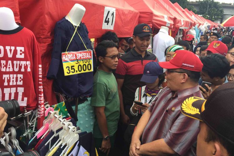 Komisioner Ombudsman Adrianus Meliala (kanan, bertopi merah) melakukan monitoring terhadap penataan PKL yang telah dilakukan Pemprov DKI di Jalan Jatibaru Raya, Tanah Abang, Jakarta Pusat, Rabu (17/1/2018)