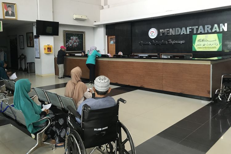 Beberapa pasien nampak menunggu di depan ruang pendaftaran RSUS Tangerang, Rabu (27/2/2019). Mulai hari ini pukul 06.00 WIB RSUD Tangerang sudah membuka layanan kesehatannya untum masyarakat dengan membuka 18 poliklinik. 
