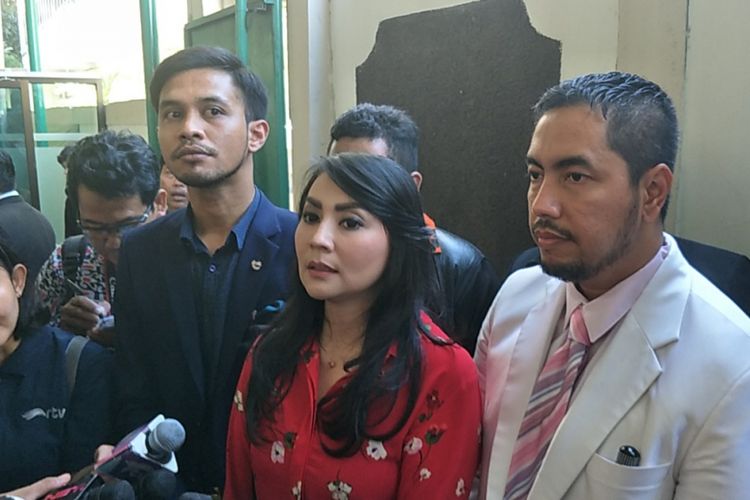 Tessa Kaunang usai menyepakati akta perdamaian dengan mantan suaminya Sandy Tumiwa di Pengadilan Negeri Jakarta Selatan, Kamis (15/3/2018).