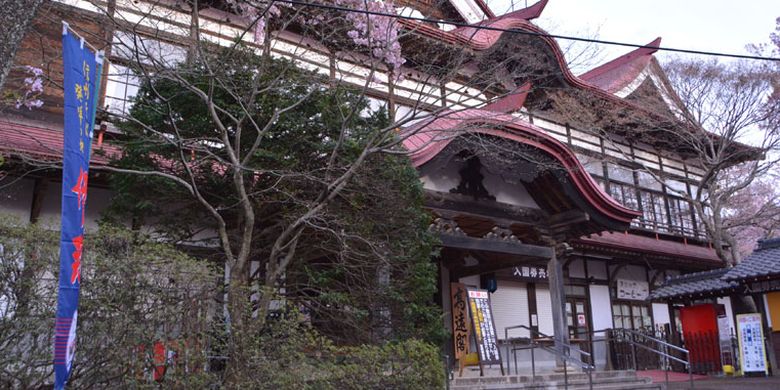 Taman Takatojoshi Koen di daerah Shinshu, Prefektur Nagano, Jepang, merupakan sebuah taman yang terkenal sebagai tempat melihat bunga sakura. Setiap tahun, sekitar 200.000 wisman datang ke taman ini.