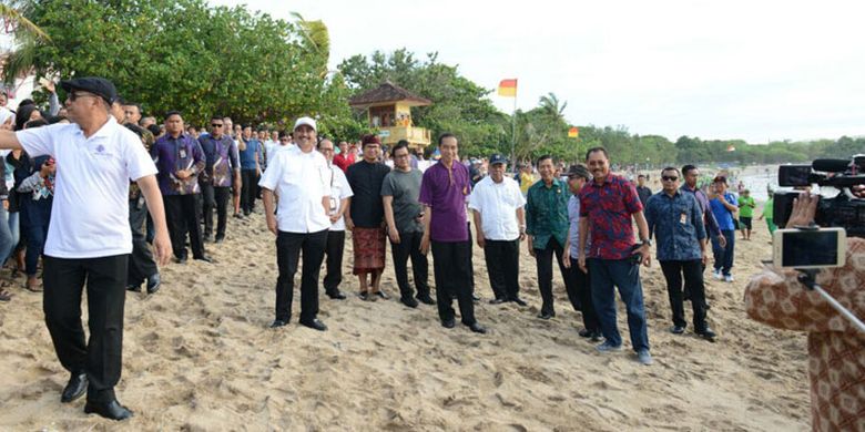 Presiden Joko Widodo (Jokowi) mengunjungi kawasan Kuta, Bali, Jumat (22/12/2017) sore. Ia sempat mengabadikan perjalanannya di Pantai Kuta dalam bentuk video blog (vlog).