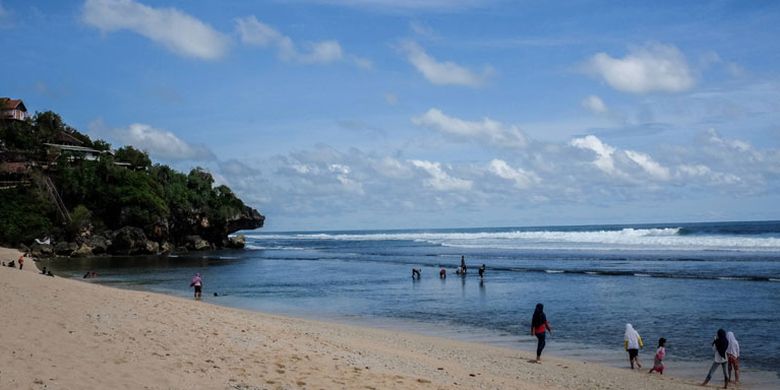 Suasana di Pantai Sundak, Gunung Kidul, pada Februari lalu. Warga menikmati keindahan pantai.  