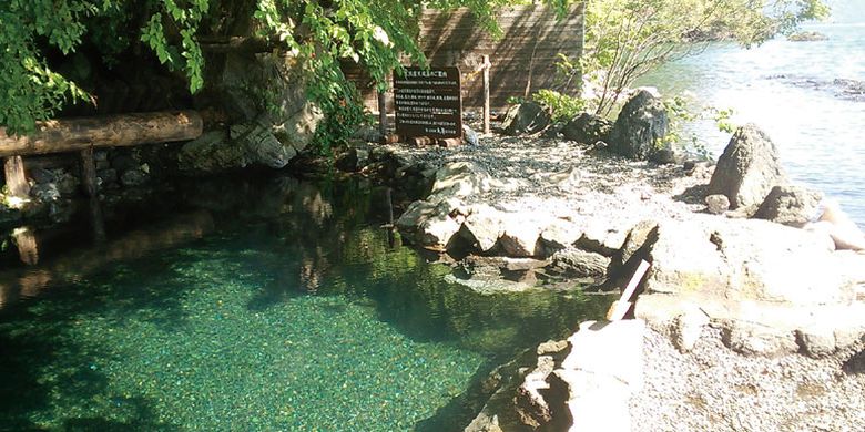 Onsen (permandian air panas) yang hanya berbatasan batu dengan Danau Shikotsu di Jepang.