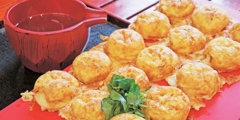 Akashiyaki yang mirip dengan takoyaki ini dijual seharga 648 Yen di Restoran Akashita Tako, Kota Akashi, Prefektur Hyogo, Jepang. Teksturnya lembut, di bagian tengahnya terdapat potongan gurita yang kenyal. 