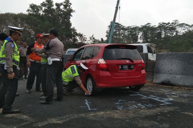 Polisi tengah melakukan olah TKP kecelakaan beruntun di ruas tol Purbaleunyi, Selasa (3/9/2019).