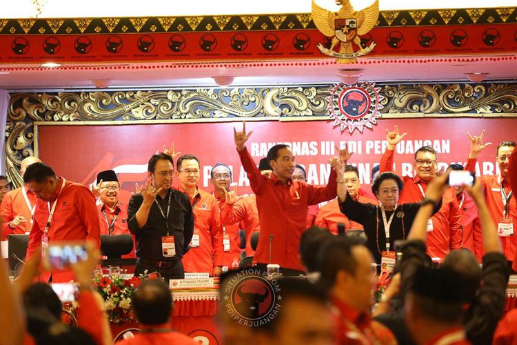 Presiden Joko Widodo (tengah), Ketua Umum PDI-P Megawati Soekarnoputri (kanan), dan Panitia Pengarah Rakernas PDI-P Prananda Prabowo (kedua kiri) bersama para kader PDI-P lainnya mengacungkan simbol metal dengan ketiga jarinya seusai pembukaan Rakernas III PDI-P di Sanur, Bali, Jumat (23/2/2018). Dalam rakernas tersebut telah diputuskan untuk mencalonkan kembali Joko Widodo sebagai calon presiden 2019-2024.