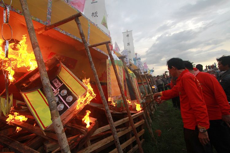Tradisi bakar Kapal Wangkang yang merupakan ritual tahunan masyarakat Tionghoa yang beragama Konghucu yang dilaksanakan di Pontianak, Kalimantan Barat, Selasa (5/9/2017).