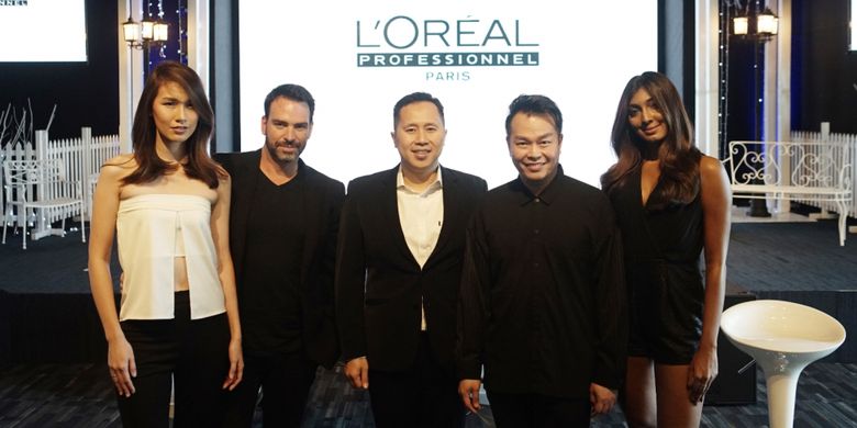 Dari kiri ke kanan: Model, LOreal Professionnel International Portofolio Artist Peter Thomson, Brand Manager LOreal Proffesionnel Satria Bakti, Indra Tanudarma, dan model.