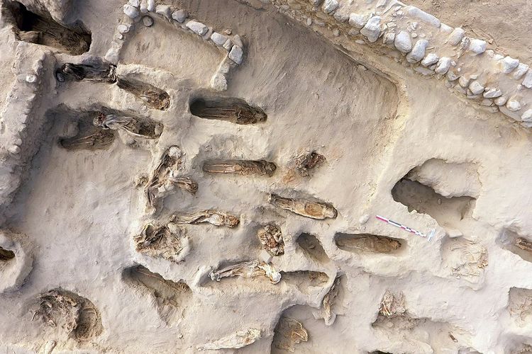 Foto yang dirilis Program Arkeolog Kota Huanchaco pada 27 Agustus, menunjukkan lokasi penemuan 227 kerangka anak-anak yang diduga menjadi korban tumbal ritual pada masa pra-Kolombia di kebudayaan Chimu.