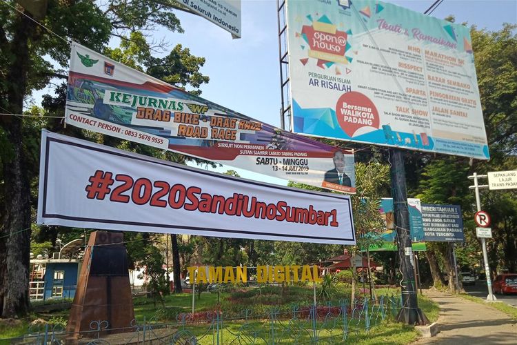Spanduk Sandiaga Uno Sumbar 1 terpajang di persimpangan jalan utama Raden Saleh Padang
