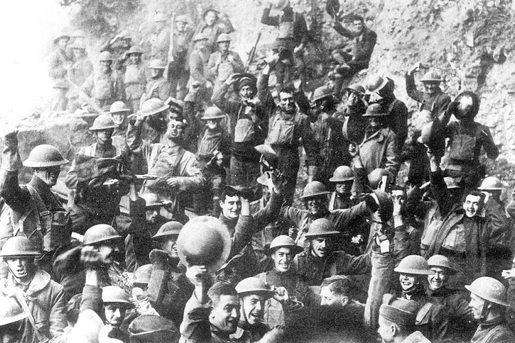 Pasukan AD Amerika Serikat dari Resimen ke-64, Divisi Infanteri ke-7, bersorak bergembira saat mendengar kabar dihentikannya baku tembak pada 11 November 1918.