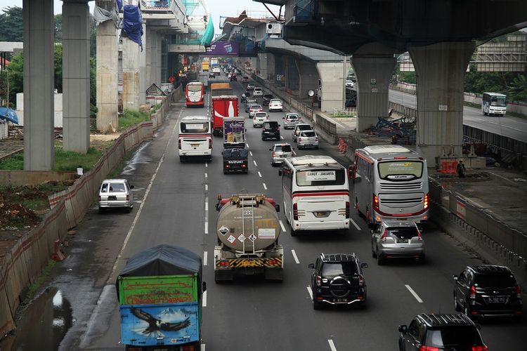 Sejumlah kendaraan melintasi ruas jalan Tol Jakarta-Cikampek arah Cikampek, di kawasan Bekasi Timur, Bekasi, Jawa Barat, Jumat (19/4/2019). Kepala Departemen Komunikasi Jasa Marga mengatakan telah menyiapkan rencana sejumlah antisipasi kepadatan kendaraan di Tol Jakarta-Cikampek dalam menghadapi arus mudik 2019, salah satunya yakni mendorong pengendara mengunjungi destinasi wisata dan kuliner di sepanjang keluar Tol Trans Jawa. 