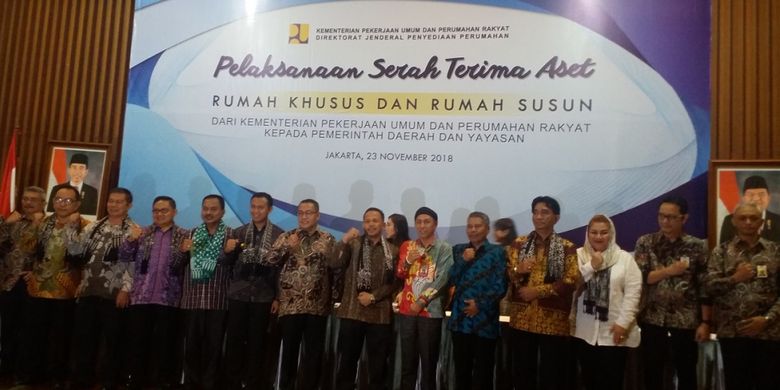 Acara serah terima aset rumah khusus dan rumah susun di Auditorium Kementerian PUPR, Jakarta, Jumat (23/11/2018).