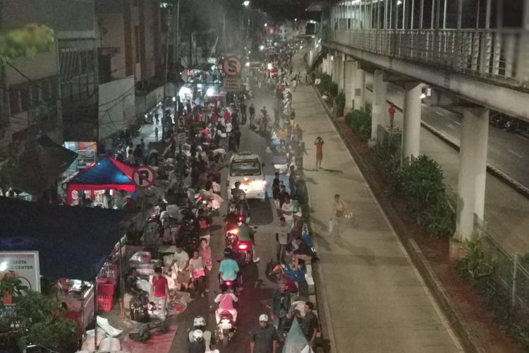 PKL musiman memenuhi Jalan Bekasi Barat, Jatinegara, Jakarta Timur, Kamis 14/6/2018)