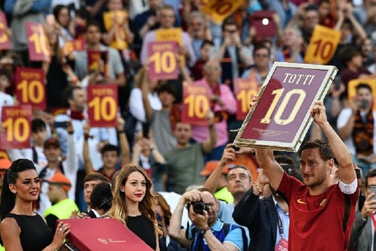Francesco Totti mengangkat plakat bernomor 10 yang identik dengan nomor kostumnya selama membela AS Roma pada seremoni perpisahan seusai laga antara Roma dan Genoa di Olimpico, Minggu (28/5/2017). 