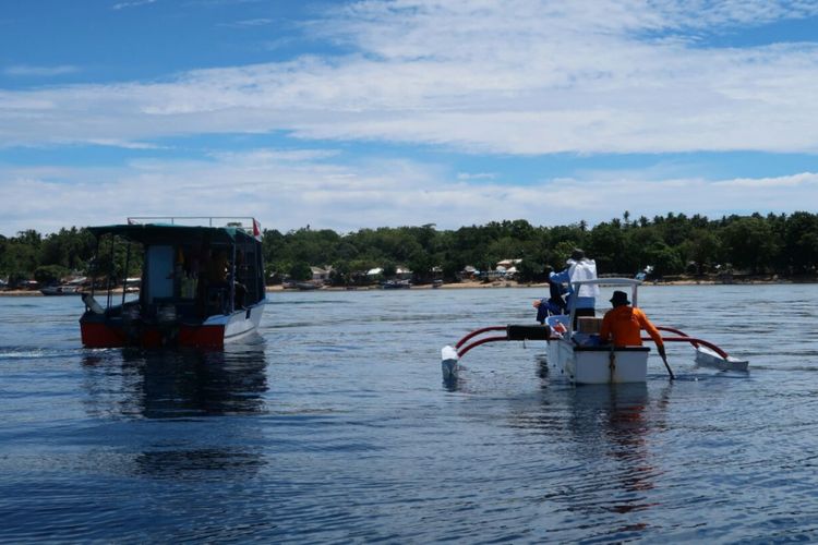 Pemerintah, wisatawan, dan masyarakat sedang melakukan kegiatan Malendong Bersih-bersih Bunaken, di kawasan Taman Nasional Bunaken, Sabtu (28/4/2018)