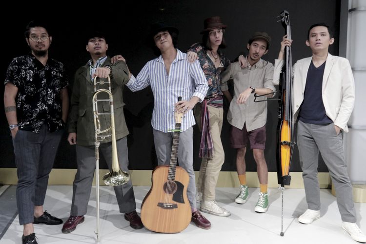 Personel grup band SISITIPSI berpose usai mengisi program Selebrasi (Selebritas Beraksi) di Studio 1 Menara Kompas, Palmerah Selatan, Jakarta Pusat, Selasa (12/02/2019). Dalam program ini SISITIPSI menyanyikan tiga buah lagu yang berjudul Aroma Dia, Paling Bisa dan Masih Kurang.