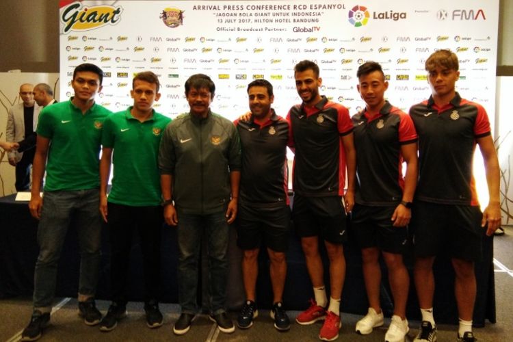 Pelatih Indra Sjafri dan dua pemain Timnas U-19 saat berfoto bersama para pemain dan pelatih Espanyol B dalam sesi jumpa pers di Hotel Hilton Bandung, Kamis (13/7/2017)