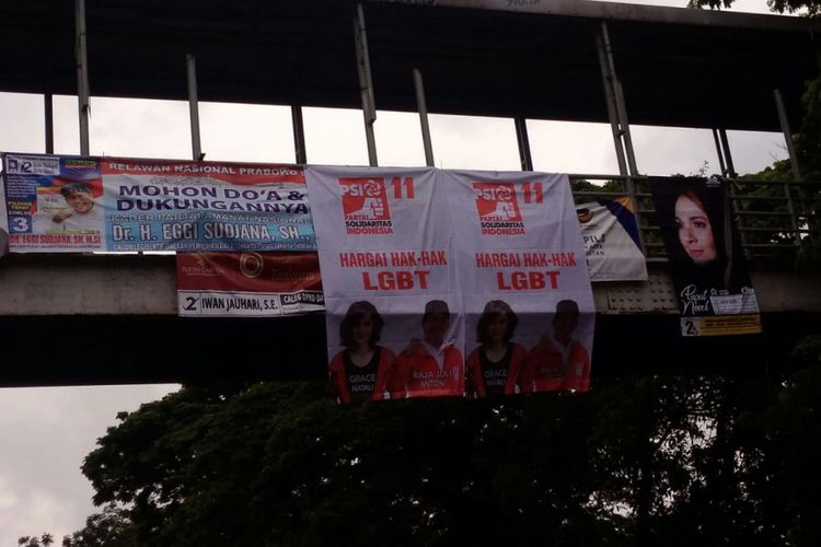 Sebuah spanduk yang mencatut nama dan logo Partai Solidaritas Indonesia (PSI) terpasang di jembatan penyeberangan orang (JPO) Jalan KH. Abdullah Syafii, Tebet, Jakarta Selatan pada Rabu (30/1/2019).