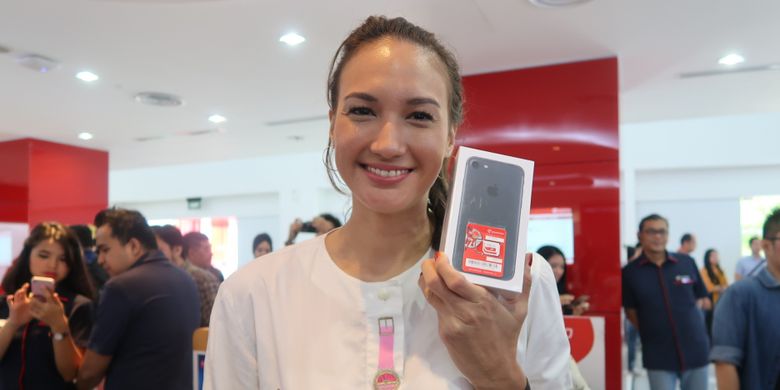 Nadine Chandrawinata turut mengantre untuk membeli iPhone 7 di Galeri Smartfren Sabang, Jakarta, Jumat (31/3/2017).