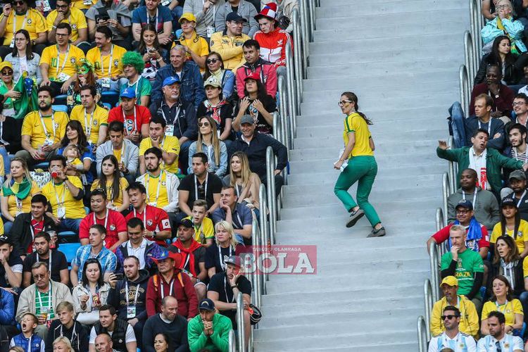 Suporter Brasil menyaksikan laga fase grup Piala Dunia 2018 antara Timnas Brasil dan Kosta Rika di Stadion Krestovsky, St Petersburg, Rusia, pada 22 Juni 2018.