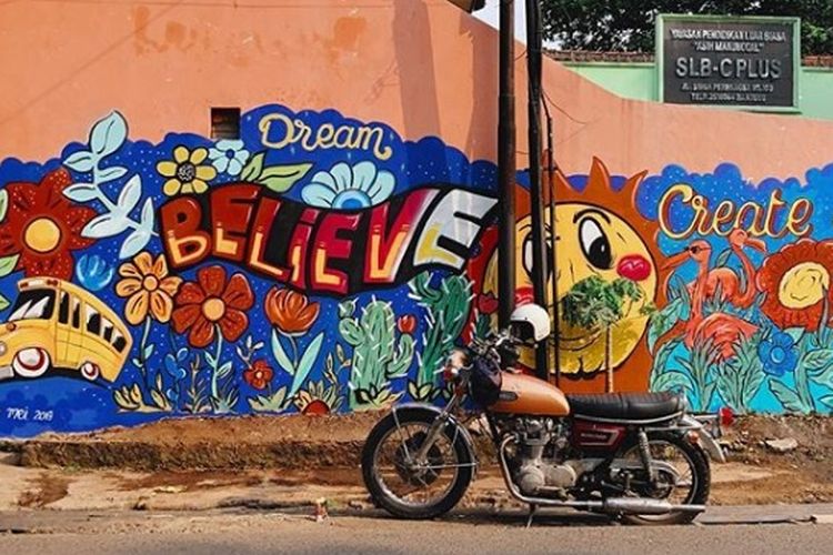 Mural yang dikerjakan oleh belasan seniman di Bandung untuk bersihkan vandalisme pasca May Day