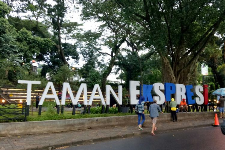 Masyarakat sedang memanfaatkan taman kota dengan betlatih bela diri, hingga kumpul komunitas seni, di kawasan Sempur, Bogor, Kamis (4/12/2017).