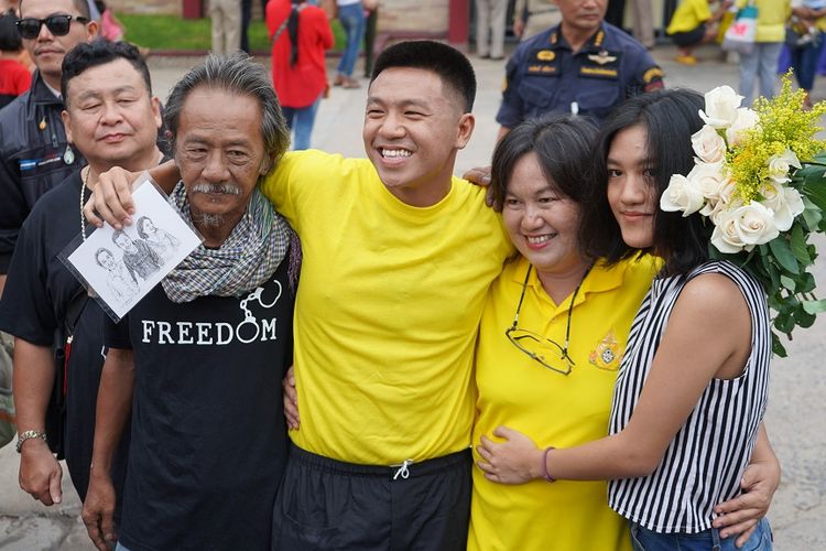 Aktivis anti-junta Thailand, Jatupat Boonpatararaksa (tengah) disambut oleh keluarganya, setelah dibebaskan dari penjara provinsi Khon Kaen, Jumat (10/5/2019).