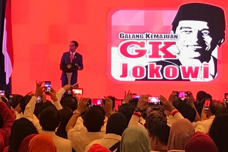 Presiden Joko Widodo saat berpidato di depan seribuan relawan di Bogor, Jawa Barat, Sabtu (7/4/2018).