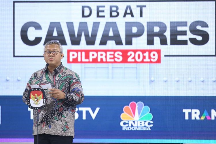 Ketua KPU Arief Budiman berbicara dalam pembukaan debat ketiga Pilpres 2019 di Hotel Sultan, Jakarta, Minggu (17/3/2019) malam. Peserta debat ketiga kali ini adalah cawapres masing-masing paslon dengan tema yang diangkat adalah pendidikan, kesehatan, ketenagakerjaan, sosial, dan budaya.