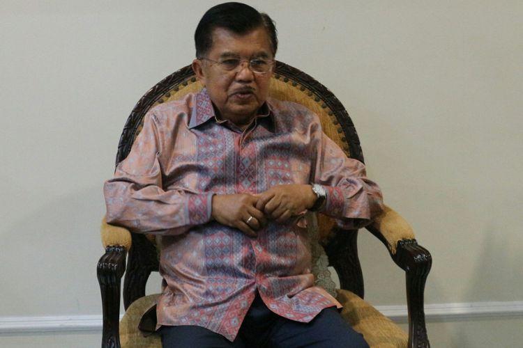 Wapres Jusuf Kalla di Kantornya